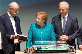 新工場の式典に参加したダイムラーのツェッチェ社長(左)と、ドイツのメルケル首相(中央)ら。このあと、ディーゼル車に不正な排ガス規制逃れの疑惑が浮上した=今年5月、ドイツ・カーメンツ(ロイター) 新工場の式典に参加したダイムラーのツェッチェ社長(左)と、ドイツのメルケル首相(中央)ら。このあと、ディーゼル車に不正な排ガス規制逃れの疑惑が浮上した=今年5月、ドイツ・カーメンツ(ロイター)