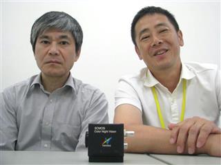 ナノルクスが開発したカラー暗視技術を実装したイメージセンサーと、祖父江基史社長(右)、開発者の永宗靖取締役=茨城県つくば市 ナノルクスが開発したカラー暗視技術を実装したイメージセンサーと、祖父江基史社長(右)、開発者の永宗靖取締役=茨城県つくば市