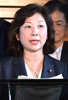 閣議を終え会見する野田聖子総務相=29日午前、首相官邸(斎藤良雄撮影) 閣議を終え会見する野田聖子総務相=29日午前、首相官邸(斎藤良雄撮影)