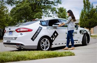 自動運転車による宅配試験でピザを取り出す客のイメージ(ドミノ・ピザ提供・共同) 自動運転車による宅配試験でピザを取り出す客のイメージ(ドミノ・ピザ提供・共同)
