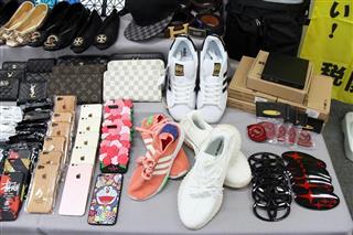 税関が差し止めた、偽ブランド品など知的財産権を侵害する物品(東京税関提供) 税関が差し止めた、偽ブランド品など知的財産権を侵害する物品(東京税関提供)
