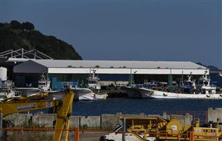 ５月に全ての施設が完成した女川魚市場。準備は万端なのに、肝心のサンマを積んだ船がなかなか訪れない＝２１日、女川町宮ケ崎