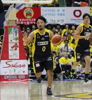 Bリーグの栃木-三河戦でドリブルする栃木の司令塔、田臥勇太選手=9月29日、宇都宮市体育館 Bリーグの栃木-三河戦でドリブルする栃木の司令塔、田臥勇太選手=9月29日、宇都宮市体育館