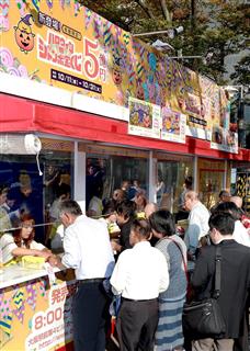 売り場に列をなす客=11日午前、大阪市北区の駅前第4ビル特設売り場(宮沢宗士郎撮影) 売り場に列をなす客=11日午前、大阪市北区の駅前第4ビル特設売り場(宮沢宗士郎撮影)