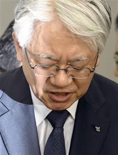 性能データ改ざん問題について経産省へ報告後、記者団の取材の冒頭で謝罪する神戸製鋼所の川崎博也会長兼社長=12日午前、経産省 性能データ改ざん問題について経産省へ報告後、記者団の取材の冒頭で謝罪する神戸製鋼所の川崎博也会長兼社長=12日午前、経産省