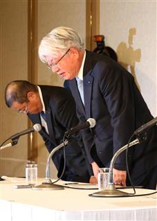 性能データの改竄問題などで会見し、頭を下げる神戸製鋼所の川崎博也会長兼社長。左は勝川四志彦常務執行役員=13日午後、東京都港区(飯田英男撮影) 性能データの改竄問題などで会見し、頭を下げる神戸製鋼所の川崎博也会長兼社長。左は勝川四志彦常務執行役員=13日午後、東京都港区(飯田英男撮影)