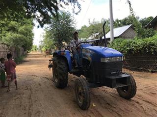 村の中を走る乗用トラクター。運転しているのは、件の水道料金徴収権を落札した大農アウンセイン氏の息子=2017年8月、マグエー郡カンターレー村(筆者撮影) 村の中を走る乗用トラクター。運転しているのは、件の水道料金徴収権を落札した大農アウンセイン氏の息子=2017年8月、マグエー郡カンターレー村(筆者撮影)