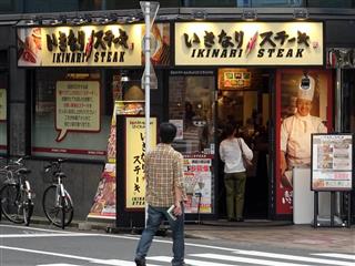 コック姿の一瀬社長の写真が客を招く「いきなり!ステーキ」。“肉食女子”が吸い込まれていく=東京都杉並区 コック姿の一瀬社長の写真が客を招く「いきなり!ステーキ」。“肉食女子”が吸い込まれていく=東京都杉並区