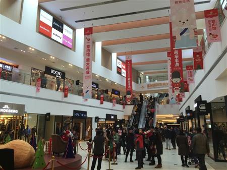 三井不動産が開業した「杉井アウトレット広場・寧波」の増床部分=2015年12月、中国・寧波