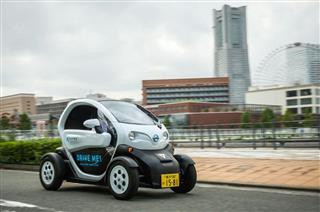 横浜市内を走行する超小型車 横浜市内を走行する超小型車