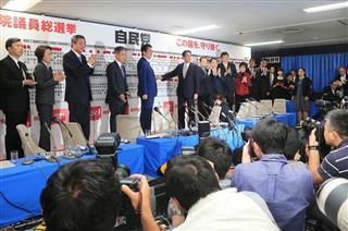 当選確実を示す花で埋まった候補者のボードを背に、晴れやかな表情を浮かべる自民党総裁の安倍晋三首相ら=22日午後、東京・永田町の自民党本部(川村寧撮影) 当選確実を示す花で埋まった候補者のボードを背に、晴れやかな表情を浮かべる自民党総裁の安倍晋三首相ら=22日午後、東京・永田町の自民党本部(川村寧撮影)