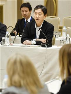 TPP首席交渉官会合の作業部会であいさつする尾池厚之首席交渉官代理=30日午後、千葉県浦安市 TPP首席交渉官会合の作業部会であいさつする尾池厚之首席交渉官代理=30日午後、千葉県浦安市