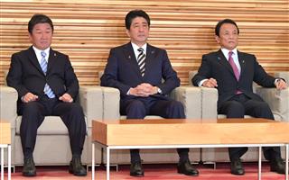 繰下げ閣議に臨む(左から)茂木敏充経済再生担当相、安倍晋三首相、麻生太郎副総理兼財務相=1日午前、首相官邸(斎藤良雄撮影) 繰下げ閣議に臨む(左から)茂木敏充経済再生担当相、安倍晋三首相、麻生太郎副総理兼財務相=1日午前、首相官邸(斎藤良雄撮影)