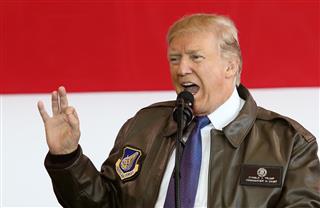 米軍横田基地に到着し、在日米軍兵士らを激励するトランプ米大統領=5日午前、東京・米軍横田基地(松本健吾撮影) 米軍横田基地に到着し、在日米軍兵士らを激励するトランプ米大統領=5日午前、東京・米軍横田基地(松本健吾撮影)