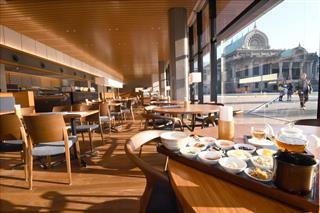 新規事業の一環として新設されたインフォメーション棟内の築地本願寺カフェTsumugi=6日午後、東京都中央区(宮川浩和撮影) 新規事業の一環として新設されたインフォメーション棟内の築地本願寺カフェTsumugi=6日午後、東京都中央区(宮川浩和撮影)