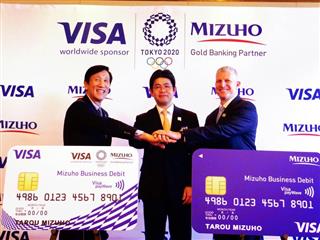 法人向けデビットカード発行を発表するみずほ銀とビザの担当者。同カードには東京五輪の大会エンブレムのデザインが採用された=9日、東京都千代田区 法人向けデビットカード発行を発表するみずほ銀とビザの担当者。同カードには東京五輪の大会エンブレムのデザインが採用された=9日、東京都千代田区