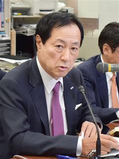 9月中間決算の発表記者会見をする、みずほフィナンシャルグループの佐藤康博社長=13日午後、東京都中央区の日銀本店 9月中間決算の発表記者会見をする、みずほフィナンシャルグループの佐藤康博社長=13日午後、東京都中央区の日銀本店