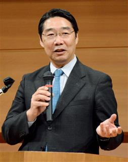 講演する文科省の前川喜平前事務次官=12日午後、岡山市 講演する文科省の前川喜平前事務次官=12日午後、岡山市