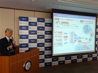ブレイゾン・セラピューティクスの技術のベースとなるドラッグデリバリーシステム(DDS)について説明する片岡一則・東大特任教授=東京都文京区の東京医科歯科大学 ブレイゾン・セラピューティクスの技術のベースとなるドラッグデリバリーシステム(DDS)について説明する片岡一則・東大特任教授=東京都文京区の東京医科歯科大学