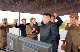 朝鮮人民軍戦略軍の中長距離戦略弾道ミサイル「火星12」発射訓練の成功を喜ぶ、金正恩朝鮮労働党委員長(右から2人目)。日時は不明。朝鮮中央通信が9月16日報じた(朝鮮中央通信=朝鮮通信) 朝鮮人民軍戦略軍の中長距離戦略弾道ミサイル「火星12」発射訓練の成功を喜ぶ、金正恩朝鮮労働党委員長(右から2人目)。日時は不明。朝鮮中央通信が9月16日報じた(朝鮮中央通信=朝鮮通信)