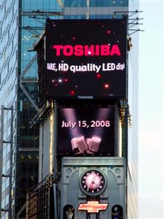 東芝が米ニューヨークのタイムズスクエアに設置した巨大LED看板=2008年7月(共同) 東芝が米ニューヨークのタイムズスクエアに設置した巨大LED看板=2008年7月(共同)