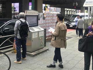 屋外に設置された喫煙コーナー。受動喫煙防止に向けた環境整備が進む一方で、喫煙コーナーの設置を求める声もある=東京都台東区 屋外に設置された喫煙コーナー。受動喫煙防止に向けた環境整備が進む一方で、喫煙コーナーの設置を求める声もある=東京都台東区