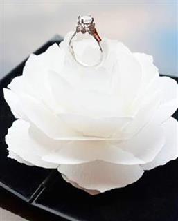 花の中から指輪がせり上がってくるユニークなリングケース「グレース」 花の中から指輪がせり上がってくるユニークなリングケース「グレース」