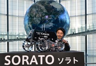 月面探査ロボ「SORATO(ソラト)」とチーム「HAKUTO(ハクト)」の袴田武史代表=東京都江東区の日本科学未来館 月面探査ロボ「SORATO(ソラト)」とチーム「HAKUTO(ハクト)」の袴田武史代表=東京都江東区の日本科学未来館