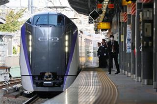 11月22日、報道陣に公開された中央線の新型特急「E353系」=東京・新宿駅(桐原正道撮影) 11月22日、報道陣に公開された中央線の新型特急「E353系」=東京・新宿駅(桐原正道撮影)