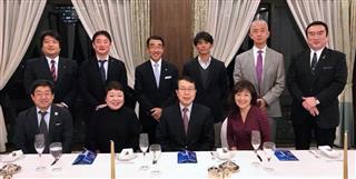 門司健次郎氏(前列右から2人目)と蔵元たち=東京都千代田区 門司健次郎氏(前列右から2人目)と蔵元たち=東京都千代田区