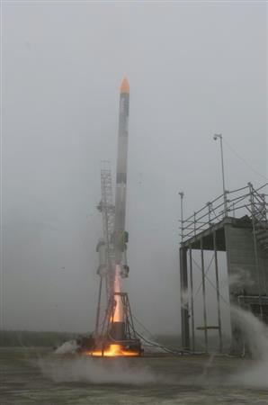 インターステラテクノロジズのロケット「ＭＯＭＯ」初号機の打ち上げ。目標高度には達しなかった＝２０１７年７月３０日、北海道大樹町（同社提供）
