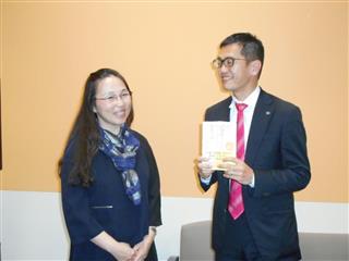 日本財託の家族信託セミナーで講師を務める横手彰太氏(右)と制度を利用した高橋千賀子さん=東京・新宿、2017年12月16日 日本財託の家族信託セミナーで講師を務める横手彰太氏(右)と制度を利用した高橋千賀子さん=東京・新宿、2017年12月16日