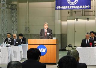 自動車総連の中央委員会で、平成30年春闘交渉の方針を説明する高倉明会長=11日、神戸市(高橋寛次撮影) 自動車総連の中央委員会で、平成30年春闘交渉の方針を説明する高倉明会長=11日、神戸市(高橋寛次撮影)