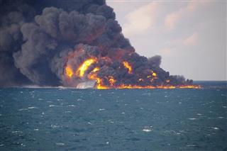 鹿児島県・奄美大島の西の日本のEEZ内で、タンカーから上がる炎と黒煙=14日(第10管区海上保安本部提供) 鹿児島県・奄美大島の西の日本のEEZ内で、タンカーから上がる炎と黒煙=14日(第10管区海上保安本部提供)