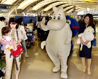 フィンランド航空のイベントに参加するムーミン。「フィンランドの作品」として認知されているが「フィンランドが舞台」かどうかははっきりしない=平成15年6月、関西空港 フィンランド航空のイベントに参加するムーミン。「フィンランドの作品」として認知されているが「フィンランドが舞台」かどうかははっきりしない=平成15年6月、関西空港