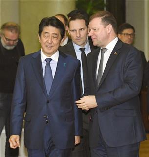 リトアニアのスクバルネリス首相(右)と共同記者発表に臨む安倍首相=13日、ビリニュス(共同) リトアニアのスクバルネリス首相(右)と共同記者発表に臨む安倍首相=13日、ビリニュス(共同)