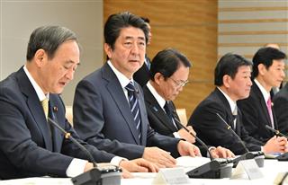 月例経済報告の関係閣僚会議に臨む(左から)菅義偉官房長官、安倍晋三首相、麻生太郎財務相、茂木敏充経済再生担当相ら=19日午後、首相官邸(斎藤良雄撮影) 月例経済報告の関係閣僚会議に臨む(左から)菅義偉官房長官、安倍晋三首相、麻生太郎財務相、茂木敏充経済再生担当相ら=19日午後、首相官邸(斎藤良雄撮影)