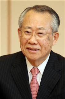 5日、東京都渋谷区で合同インタビューに答えるNHKの上田良一会長(飯田英男撮影) 5日、東京都渋谷区で合同インタビューに答えるNHKの上田良一会長(飯田英男撮影)