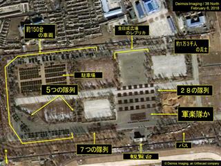 6日に撮影された平壌の衛星写真。軍事パレードのために集まった車両や兵士が確認できる(アースキャスト・デイモスイメージング/38ノース提供・共同) 6日に撮影された平壌の衛星写真。軍事パレードのために集まった車両や兵士が確認できる(アースキャスト・デイモスイメージング/38ノース提供・共同)