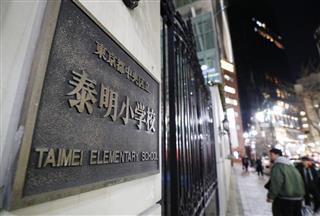 東京・銀座の中央区立泰明小学校=8日夜 東京・銀座の中央区立泰明小学校=8日夜