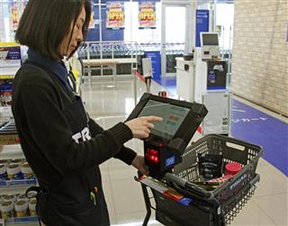 「トライアルカンパニー」が新型店に導入するレジ待ちをせず精算できるカート=13日午後、福岡市 「トライアルカンパニー」が新型店に導入するレジ待ちをせず精算できるカート=13日午後、福岡市