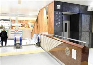 斜行型エレベーターの2階乗り場。斜行型にしたことで、奥のテナントへの影響を避けた=15日、JR甲府駅(昌林龍一撮影) 斜行型エレベーターの2階乗り場。斜行型にしたことで、奥のテナントへの影響を避けた=15日、JR甲府駅(昌林龍一撮影)