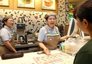 頼りにされる高齢スタッフ=東京都新宿区のモスバーガー四谷四丁目店 頼りにされる高齢スタッフ=東京都新宿区のモスバーガー四谷四丁目店