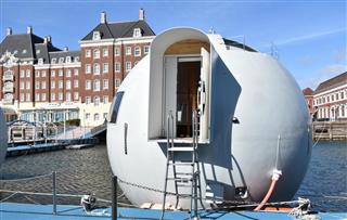 報道陣に公開された移動式の球体型ホテル=6日午前、長崎県佐世保市 報道陣に公開された移動式の球体型ホテル=6日午前、長崎県佐世保市