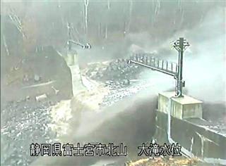 国土交通省富士砂防事務所の監視カメラがとらえた富士山のスラッシュ雪崩=静岡県富士宮市北山(同事務所提供) 国土交通省富士砂防事務所の監視カメラがとらえた富士山のスラッシュ雪崩=静岡県富士宮市北山(同事務所提供)