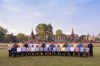 昨年１２月２６日にタイ北部スコータイで開催された移動閣議の出席者。前列中央がプラユット首相（タイ首相府提供）