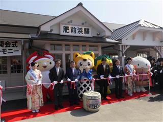 リニューアルしたJR肥前浜駅舎のオープニングセレモニー。ミス日本酒の2人も着物姿で花を添えた=3月24日、佐賀県鹿島市 リニューアルしたJR肥前浜駅舎のオープニングセレモニー。ミス日本酒の2人も着物姿で花を添えた=3月24日、佐賀県鹿島市