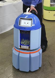 豊橋技術科学大と新東工業などが開発したロボット。自走して赤外線センサーなどで人を検知する＝愛知県庁