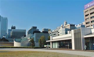 築地本願寺の合同墓（左側）とインフォメーションセンター＝東京都中央区