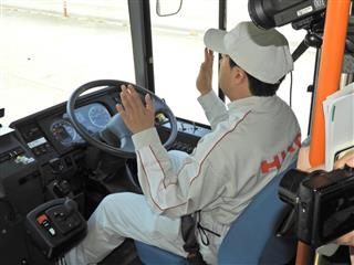 路線バスが自動運転で停留所に寄せるデモ＝５月、東京都羽村市の日野自動車羽村工場